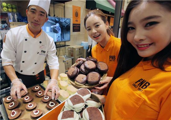 [포토]신세계百, “장인이 직접 만드는 초코파이 맛보세요~”