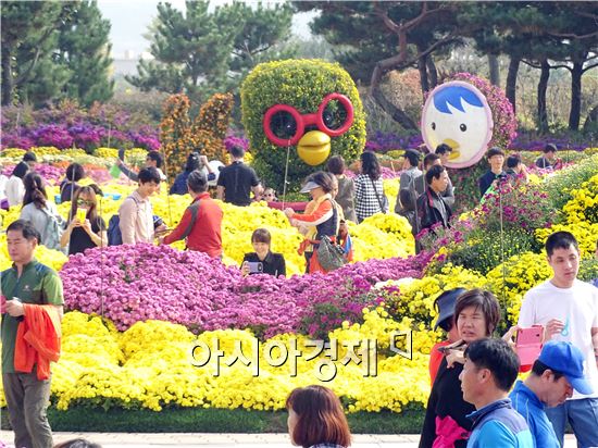 전형적인 가을날씨가 이어진 가운데 휴일인 25일 가을 대표축제인 '2015대한민국 국향대전’이 열리고 있는 함평엑스포공원에 많은 관광객들이 찾아와 그윽한 국화향기를 맡으면서 초가을 정취를 만끽하고 있다. 

함평 국향대전은 ‘국화향기가 들려주는 가을이야기’를 주제로 23일부터 11월 8일까지 17일간 함평군 함평읍 함평엑스포공원에서 개최된다.