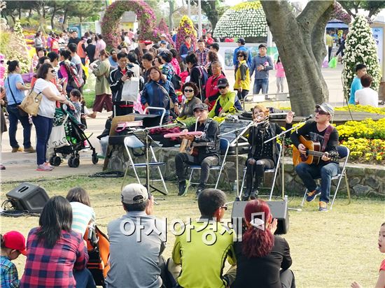 [포토]함평국화축제장, “추억의 통기타” 관광객 인기