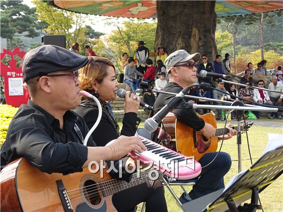 [포토]함평국화축제장, “추억의 통기타” 관광객 인기