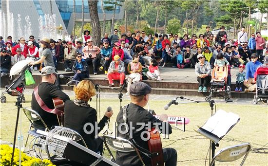 [포토]함평국화축제장, “추억의 통기타” 관광객 인기