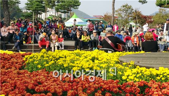 [포토]함평국화축제장, “추억의 통기타” 관광객 인기