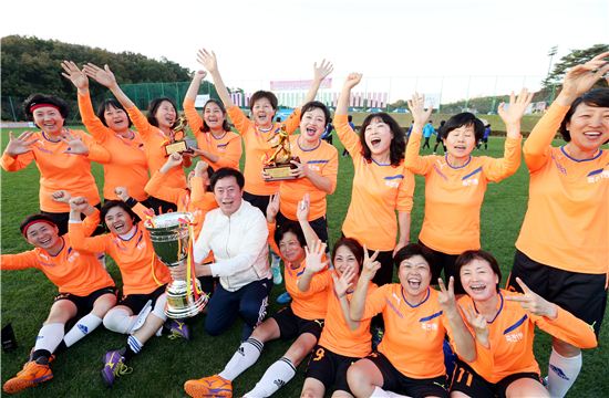 용인 주부들 축구로 하나됐다…'줌마렐라 축구페스티벌' 폐막