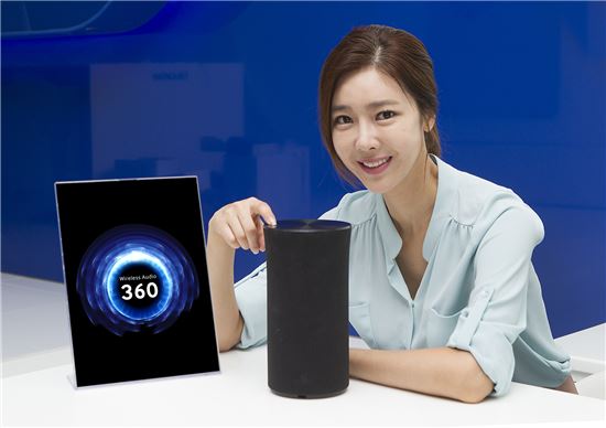 삼성전자 모델이 26일 삼성동 코엑스에 위치한 삼성 갤럭시 존에서 360도 어디서나 풍성한 사운드를 즐길 수 있는 무선 360 오디오 'R1'을 소개하고 있다.
