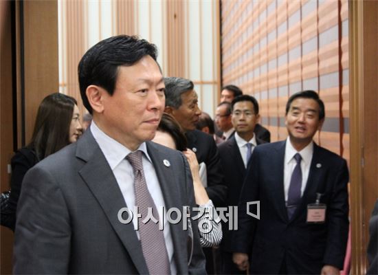 도쿄에 모습 드러낸 신동빈 회장 "오늘은 노코멘트"