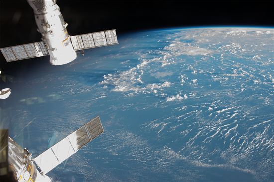 사진은 기사의 특정 내용과 관련 없음. 푸른 지구를 배경으로 ISS가 공전하고 있다.[사진제공=NASA]