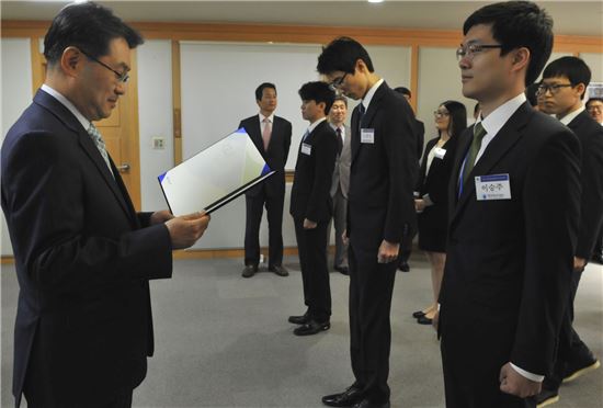 변종립 한국에너지공단 이사장(사진 왼쪽)이 26일 열린 신입직원과 청년인턴 임용식에서 신입직원에게 임명장을 수여하고 있다.
