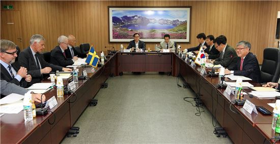 원자력안전위원회는 26일 서울에서 스웨덴 방사선안전청과 양자회담을 갖고, 방사성폐기물 처분에 대한 안전규제에 대해 논의했다.
