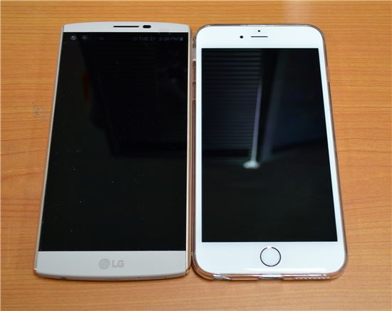 ▲ V10과 '아이폰6s 플러스' 를 나란히 놓고 비교해 보았다. 크기는 거의 동일하나 디스플레이 크기는 5.5 인치의 아이폰6s 플러스보다 V10이 더 크고 베젤 너비도 훨씬 좁다.
