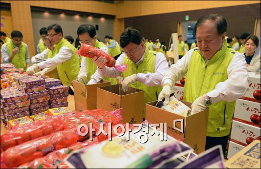 [포토]김주하 은행장, 사랑의 꾸러미 만들기 봉사