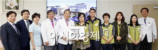 전국보건의료산업노동조합 전남대학교병원지부(지부장 신미향, 이하 전남대병원 노조)가 26일 전남대학교병원(병원장 윤택림)에 불우환자돕기 성금 200만원을 기탁했다.
