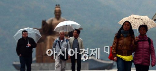 [포토]가을 비 내리는 서울도심
