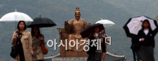 [포토]비 내리는 서울 도심....발걸음 재촉하는 시민들