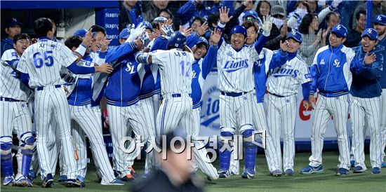 [포토]나바로 홈런에 기뻐하는 삼성 더그아웃