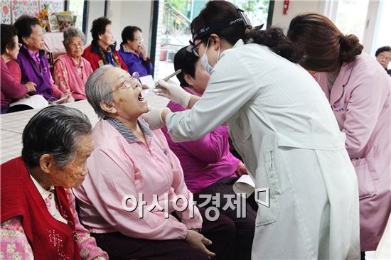 [포토]광주시 동구, 노인요양시설 구강 건강관리 서비스