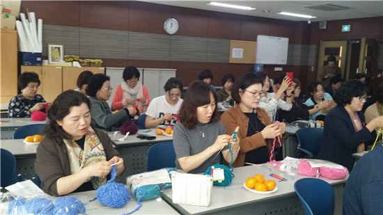 손끝으로 사랑 전하는 은평구 여직원들