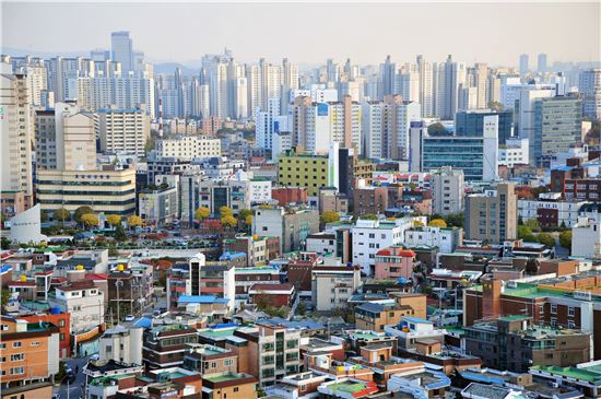 수원시가 15년 이상된 노후 아파트 단지에 대한 리모델링을 내년부터 본격 추진한다. 