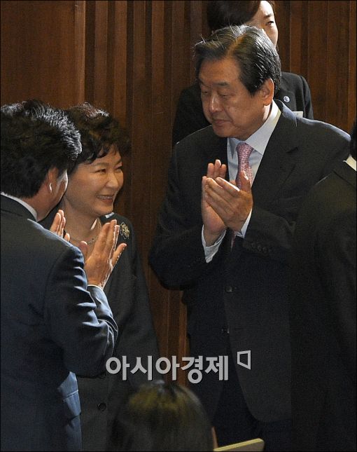 [포토]박수치는 김무성 대표