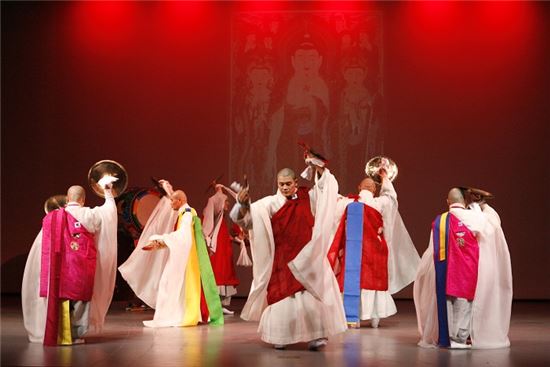 한국 불교의식 영산재 무대화 공연 중 '바라춤' 모습.