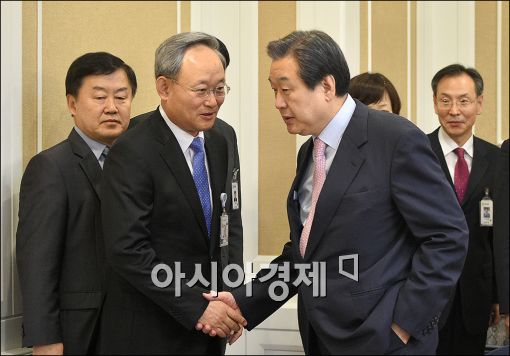 [포토]악수하는 김무성 대표·박창명 병무청장