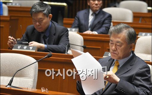 [포토]긴급 의총 소집한 문재인 대표