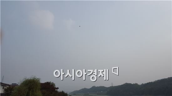 드론 비행 장면. 멀리 작게 보이는 게 드론.