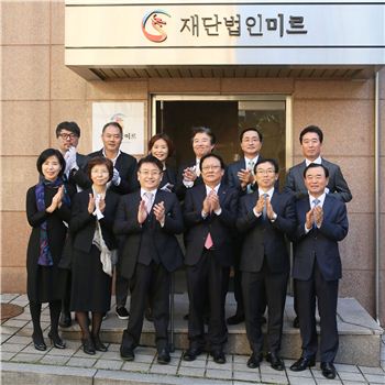 ▲재단법인 미르 김형수 이사장을 비롯한 관계자들이 27일 강남구 학동로에 위치한 '재단법인 미르 출범식'에서 현판 제막식 후 기념촬영을 하고 있다. '재단법인 미르'는 삼성, 현대차 SK, LG, 롯데 등 국내 주요 16개 그룹이 국가 브랜드 제고를 위해 출연하여 발족한 문화재단이다. 사진 앞줄 왼쪽부터 송혜진 재단법인 미르 이사, 채미옥 재단법인 미르 감사, 김형수 재단법인 미르 이사장, 박근희 삼성사회봉사단 부회장, 이승철 전경련 부회장, 박광식 현대자동차 부사장

