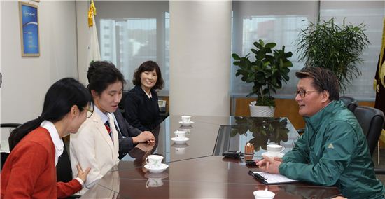 유종필 관악구청장, 스페셜올림픽 금메달리스트 김가은 선수 격려