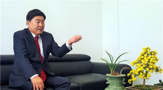 <정진우 전 국민희망시대 회장이 "11월 초 신당 창당이 구체화 될 것"이라며 자신의 정치적 신념을 역설하고 있다.>