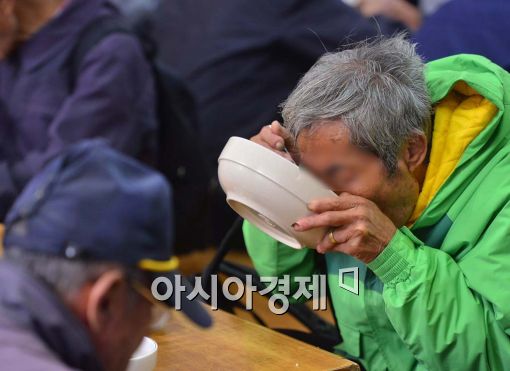 [회색천장]빈곤·저임의 굴레…'잿빛황혼'이 다가온다