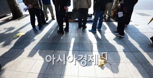 [그 섬, 파고다 그후 2년]3-①박카스 아줌마들 사라지니…노인들, 콜라텍서 작업중