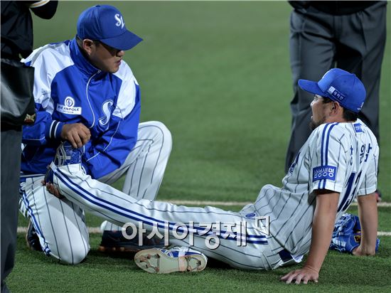 [포토]타구 맞고 고통스러워하는 삼성 선발 장원삼