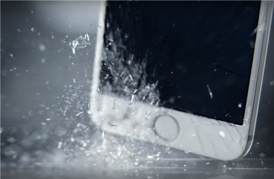 모토로라의 애플 도발…"드로이드 터보2는 안 깨진다"