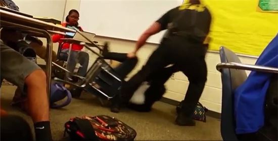백인 경찰이 흑인 여학생 진압. 사진=유투브 캡처