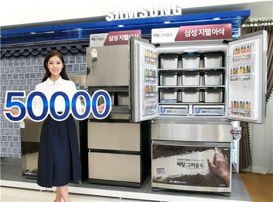 삼성전자 모델이 28일 논현동 삼성 디지털프라자 강남본점에서 출시 6주만에 5만대를 판매한 2016년형 삼성 '지펠아삭' 김치냉장고를 소개하고 있다.

