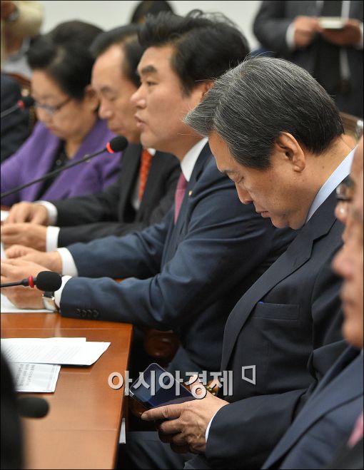 [포토]휴대폰 확인하는 김무성 대표