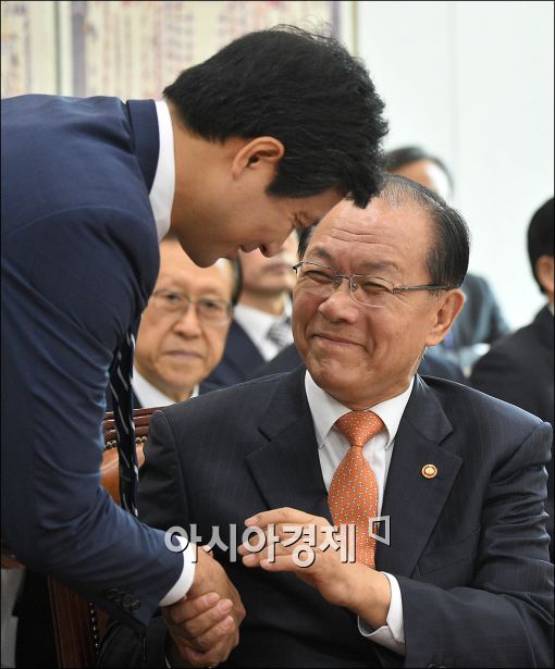 [포토]인사하는 황우여·문대성