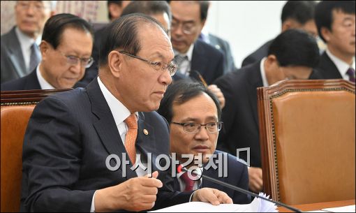 [포토]보고 받는 황우여 장관