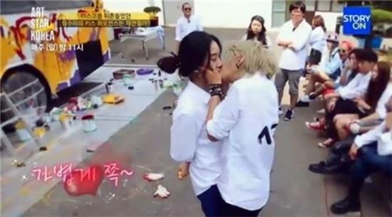 아티스트 임수미, 정려원에 돌발 입맞춤…'사회적 금기' 깬 퍼포먼스