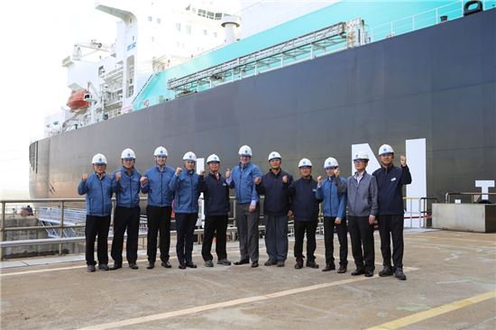 한국가스공사 임직원과 호주 GLNG 운영사 관계자들이 27일 평택생산기지에서 GLNG사업 첫 LNG선 입항 후 기념촬영을 하고 있다.