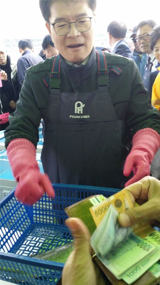 [현장]한강에 연평도 활어 배 들어왔다네...