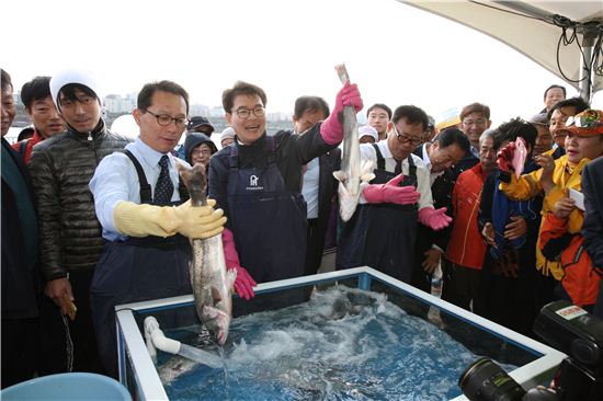 [현장]한강에 연평도 활어 배 들어왔다네...