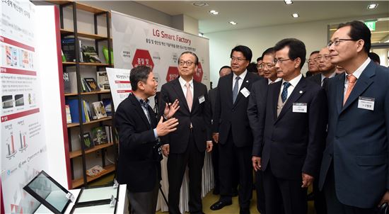 28일 오후 충북창조경제혁신센터를 방문한 이시종 충청북도지사와 이희국 LG창조경제지원단장(사장) 등이 LG생산기술원의 스마트팩토리 구축 지원 사례에 대해 설명을 듣고 있다.