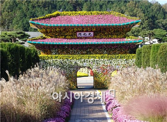 [포토]함평국화축제장 '광화문' 조형물 국화만개