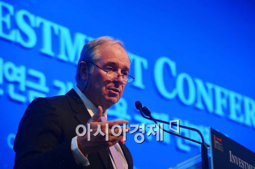 ◇ 스티븐 슈워츠먼(Stephen A. Schwarzman) 블랙스톤 회장이 29일 서울 중구 소공동 웨스틴조선호텔에서 열린 '국민연금 기금운용 국제 컨퍼런스'에서 주제발표를 하고 있다. 