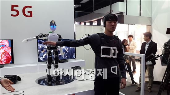 ▲SK텔레콤 5G글로벌 혁신센터에서 시연중인 로봇