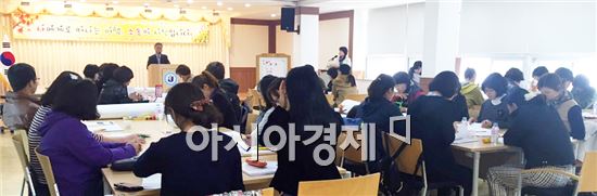 전라남도곡성교육지원청(교육장 박찬주)에서는 지난 28일 '2015 2학기 유치원 교원 및 학부모 연수’를 개최했다