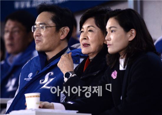 [포토]홍라희 여사, 아들·딸과 한국시리즈 관람