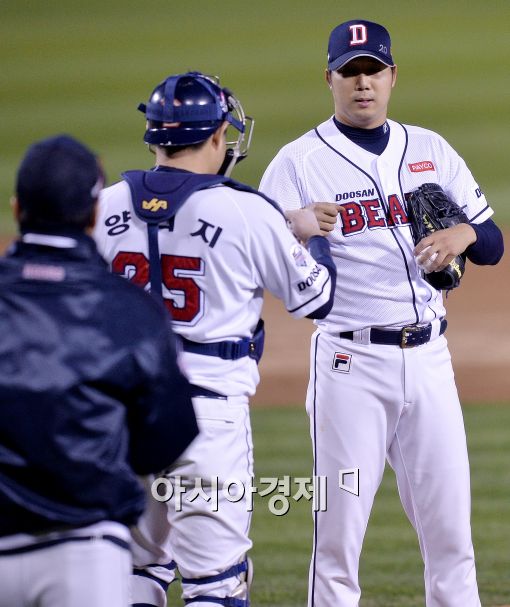 [포토]양의지 포수와 하이파이브하는 두산 선발 장원준