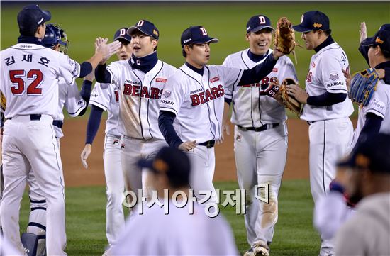 [포토]두산, 삼성 상대로 5-1 완승